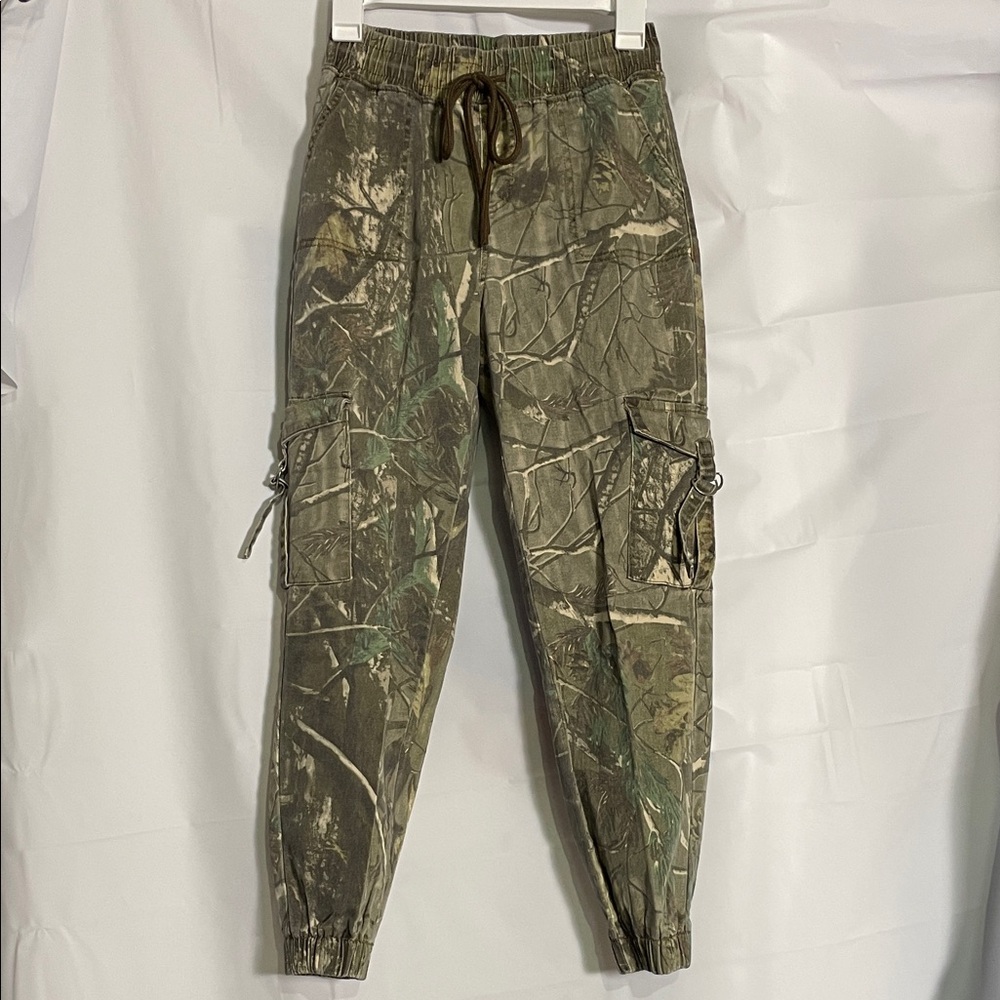 Women's Cropped Cargo Jogger Pants - Green Camouflage